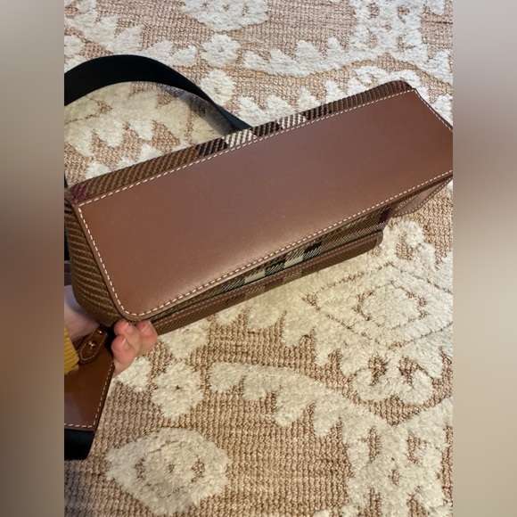 Great condition preloved burberry crossbody bag - Picture 10 of 12